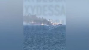 ‼️🇺🇦🏴☠Идёт охота на суда «теневого флота» Украины: пылают очередные сухогрузы у Одессы