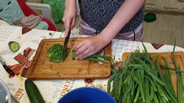 Ксю готовит окрошку смотреть онлайн