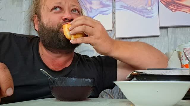 Кушаю вкусный пирожок Стройка теплицы Урожай с огорода Сибирь ПОДВАЛ ИЛЬИЧА смотреть онлайн