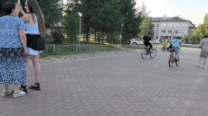 Лето, улица, люди и... неудержимая Ленка.