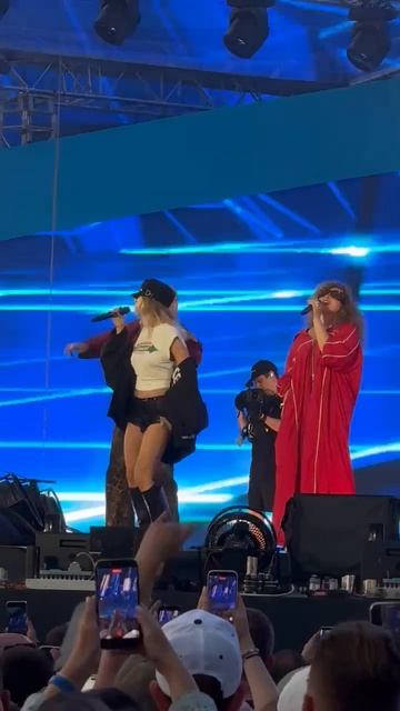 Бандэрос на VK Fest — 2026 смотреть онлайн