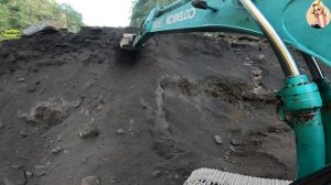 Строительство, экскаватор копает песок