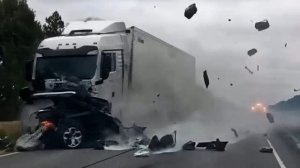 Папа, мама и два сына погибли в жутком  ДТП в Тамбовской области:BMW  врезалась в грузовик.