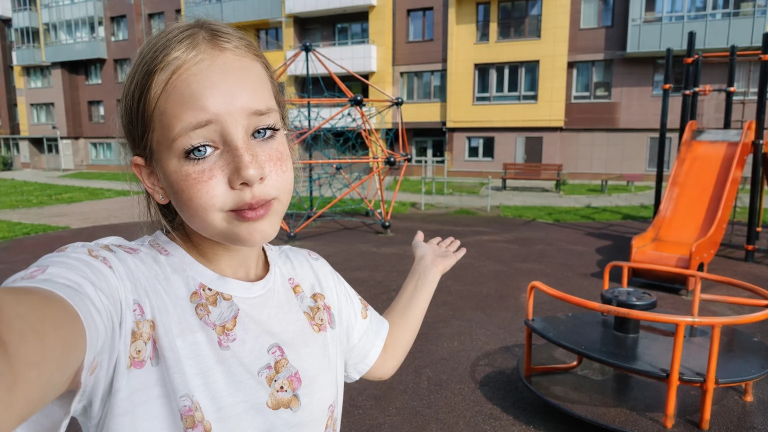 Вика показывает площадку