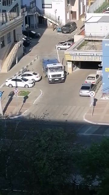 Выезд с территории уборки мусоровоза.