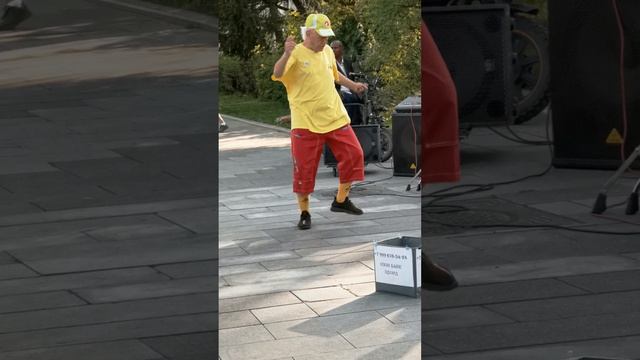 Уличные музыканты поют песни Цоя. смотреть онлайн