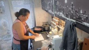 на ужин макароны с колбасой и делаем пол в пристрое 19.07.26