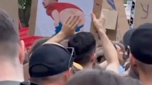 Хахахаха! Правильная картонка на майдане. 😂😂😂
