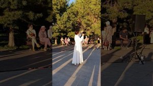 НАБЕРЕЖНАЯ ....ВЕЧЕР..СОЛНЦЕ 🌞 В ГЛАЗА ...НО РЕБЯТА ПОЮ ДЛЯ ВАС ....БЕЛЫЕ ТЮЛЬПАНЫ...💗💗💗🥰