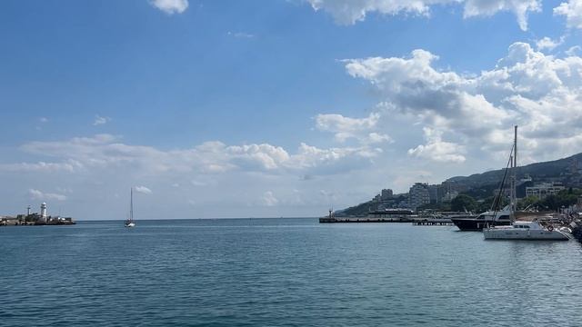 Ялта. Как же вкусен кофе, сидя в кресле, на берегу Черного моря. 18.07.2026. Крым. Crimea. Yalta. смотреть онлайн