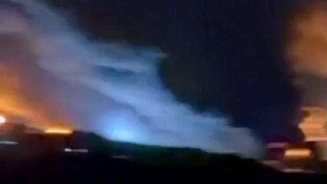 Ракетный удар по Киеву –на складе «Новой Почты» вторичная детонация,салют √2 опять снесло всё вокруг смотреть онлайн