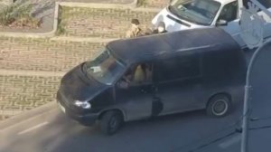 Ковель - каратели Зеленского похищают украинца, лупят его так звонко, что звук ударов слышен с балко