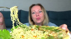 Мукбанг от Яновны лапша сливочная четыре сыра, кабачки жареные кружочками, зелень. Еда вкуснота.