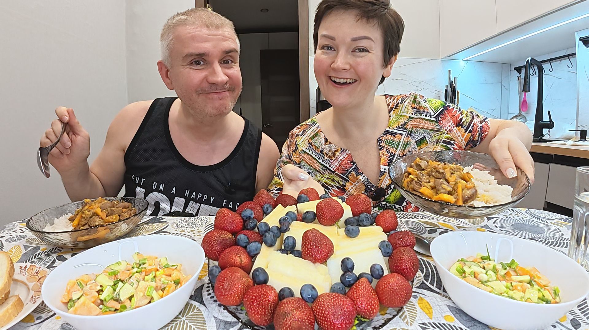 Мукбанг ПИРУЕМ с любимым мужем, есть ПОВОД! Болтаем на ВКУСНЫЙ семейный ужин в России смотреть онлайн