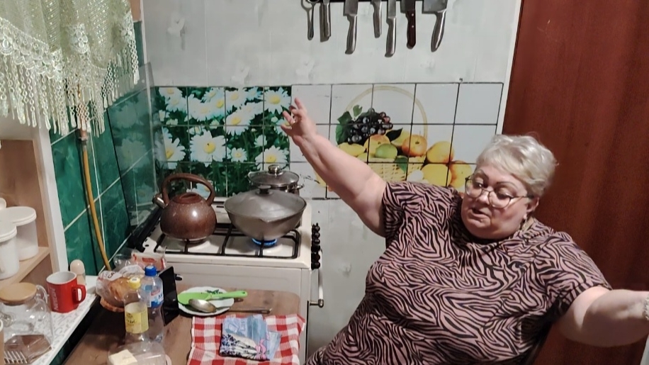 😄💯🗣️ Ага❗ Приносит, подает 😏.... И даже кота не так кормит❗😩 Да что же это такое❗❗❗😡 смотреть онлайн