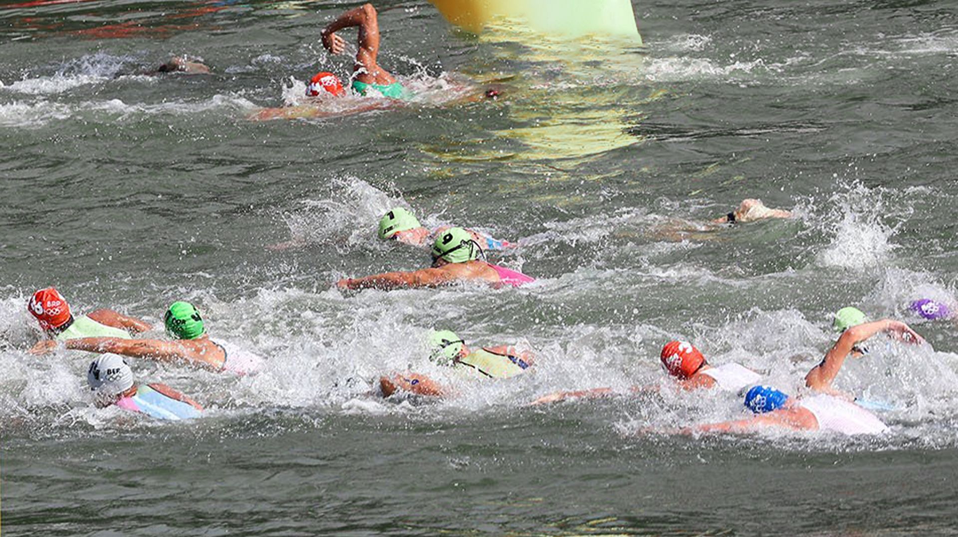 В Москве разыграли Кубок чемпионов по плаванию на открытой воде в акватории Москвы-реки смотреть онлайн