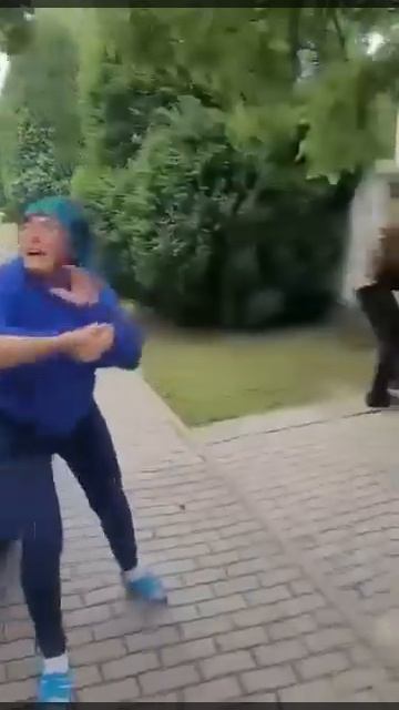 Могилизация в Черновцах. Женщина пытается отбить.