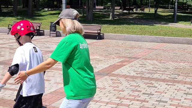 Групповая тренировка на роликовых коньках в Донецке. Учимся кататься на роликах по городу.
11.07.26г смотреть онлайн