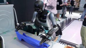 Масштабная выставка роботов проходит в Китае.