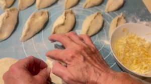 Жарю пирожки с квашеной капустой.