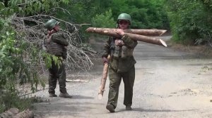 В зоне СВО военные инженеры помогают расчищать путь российской армии.