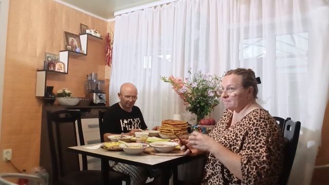 МУЖ ЖАРИТ ЛЕПЁШКИ, УЖИН/ДОРОГОЙ ПОДАРОК ОТ ПОДПИСЧИКА. смотреть онлайн