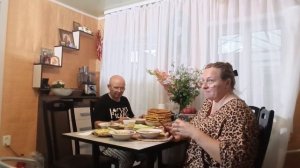 МУЖ ЖАРИТ ЛЕПЁШКИ, УЖИН/ДОРОГОЙ ПОДАРОК ОТ ПОДПИСЧИКА.