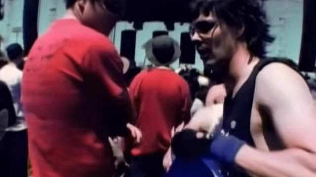 Red Hot Chili Peppers - Universally Speaking смотреть онлайн