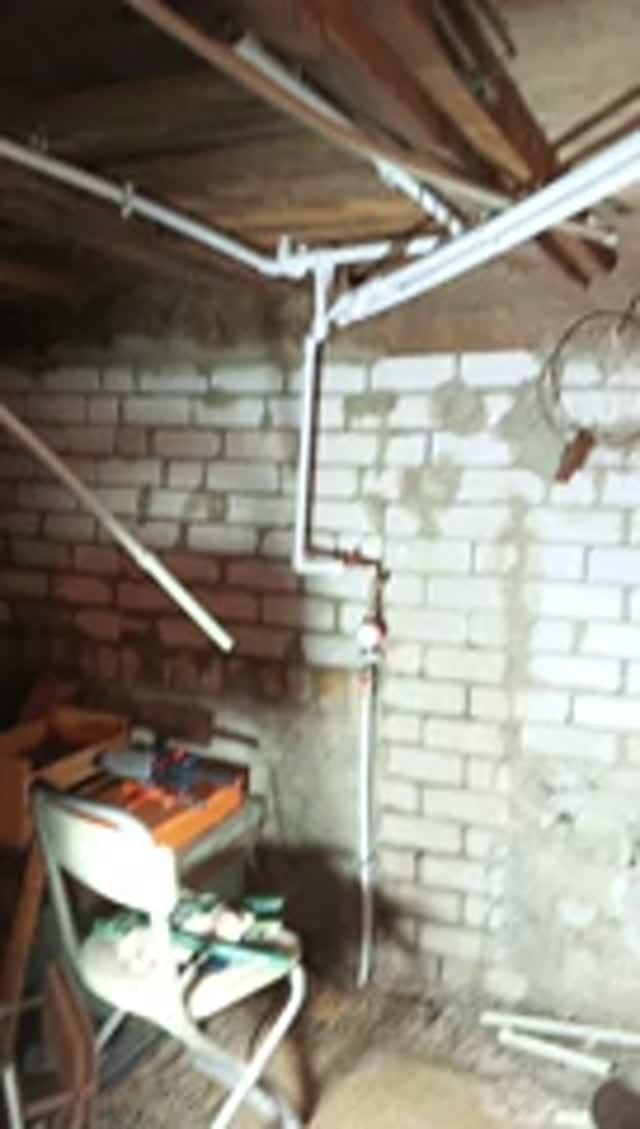 Паяю трубы в подвале .
