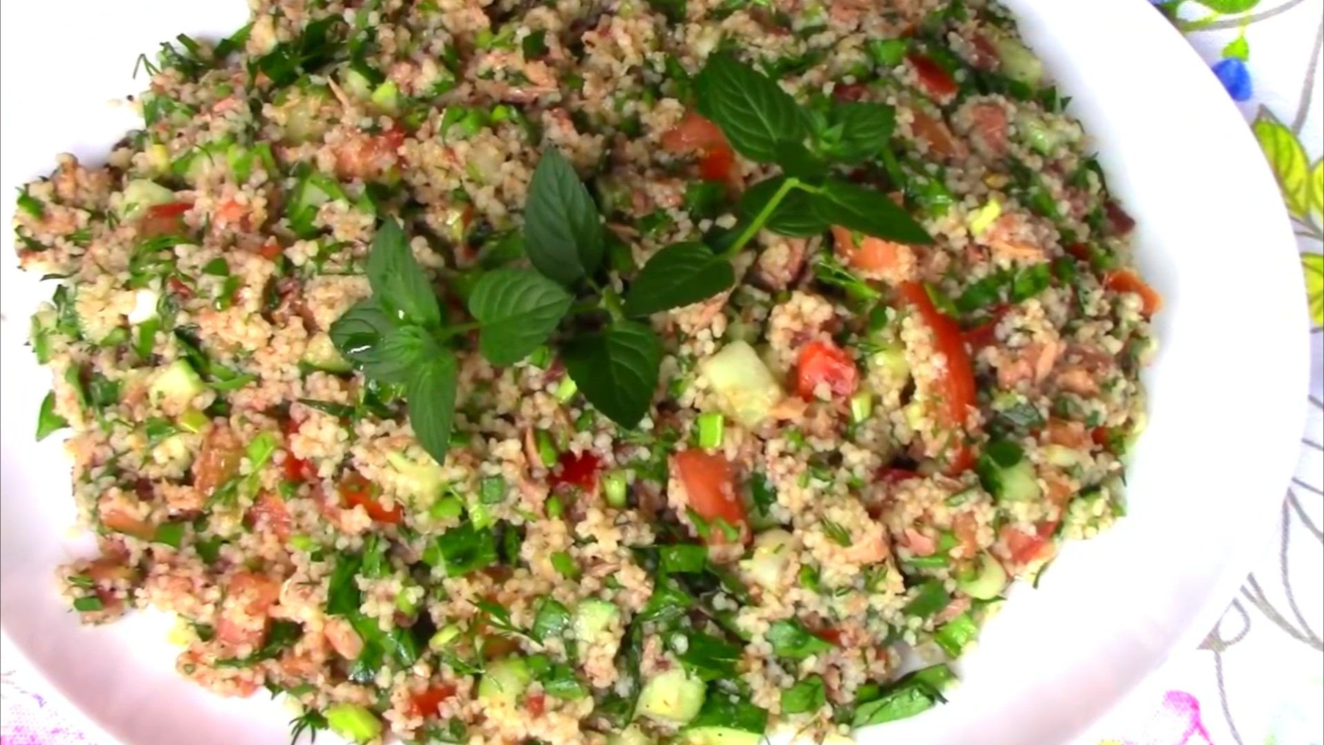 Свежий вкусный салат с кускусом и тунцом.