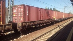 ВЛ10У-1026 с грузовым поездом проезжает платформу Баковка МЖД.