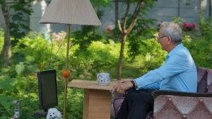 80-летний изобретатель из Кубани создал самоходный диван с торшером и телевизором