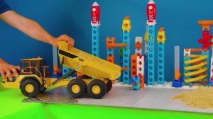 Игрушечные машинки везут слайм и конфеты! 🍭🍬 И много других игрушек