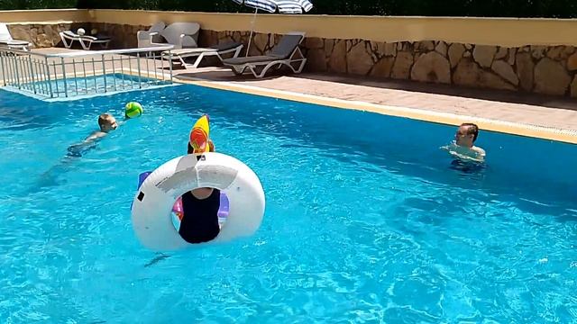🌞Жара стоит днём +36° ночью +30°. Бассейн спасение🌊🌴 смотреть онлайн