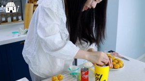 Мукбанг - курица и токпокки и острая лапша - еда на камеру
