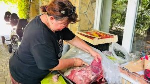 Мама разделывает ОГРОМНЫЙ КУСОК МЯСА для волчат, потому что аппетит у них ПО НАСТОЯЩЕМУ ВОЛЧИЙ😅