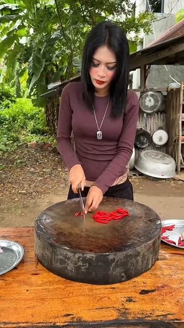 Готовим вкусную рыбу с луком во фритюре.