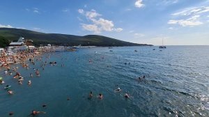 Кабардинка пляжи на море полные, людей ничего не останавливает