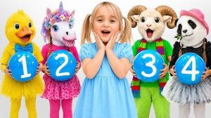 Пять маленьких Миа играют в прятки с тетей