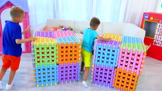 Влад и Ники играют с кубиками. Влад и Ники играют с кубиками.
