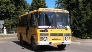 Служебный автобус Алапаевского ДК ПАЗ-32053-70 № КЕ 056 66 на улице Чайковского