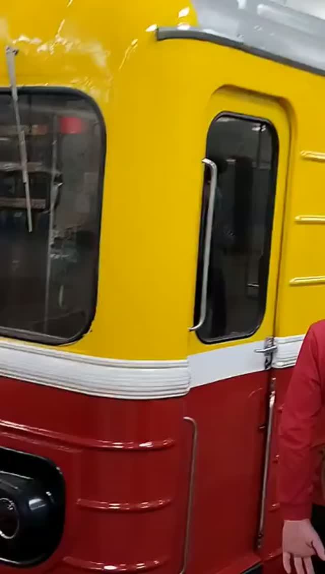 Вагон метро контактно-аккумулятлрный