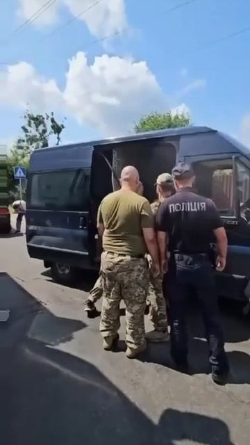 Ирпень. Мужчину запихали в бус на фоне флага ЕС.