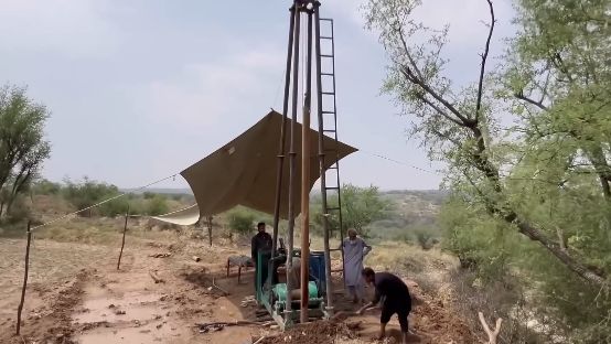 Бурение водяной скважины. Пакистан. Примитивные технологии смотреть онлайн