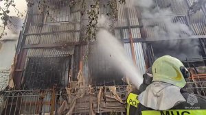 МЧС России опубликовало кадры тушения загоревшегося в Москве двухэтажного здания.