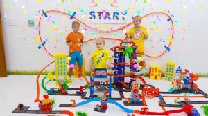 Крис играет с машинками Hot Wheels и строит Hot Wheels City.