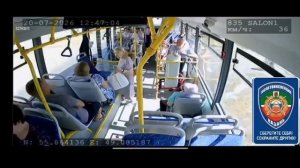 Кадры аварии в Казани: Mazda столкнулась с автобусом, пассажиры упали