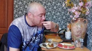 Мукбанг,  самса с мясом и с самса с бананом. Курица из аэрогриля.