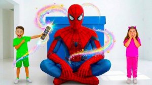 Волшебная палочка превращает игрушечных супергероев в увлекательное приключение для детей