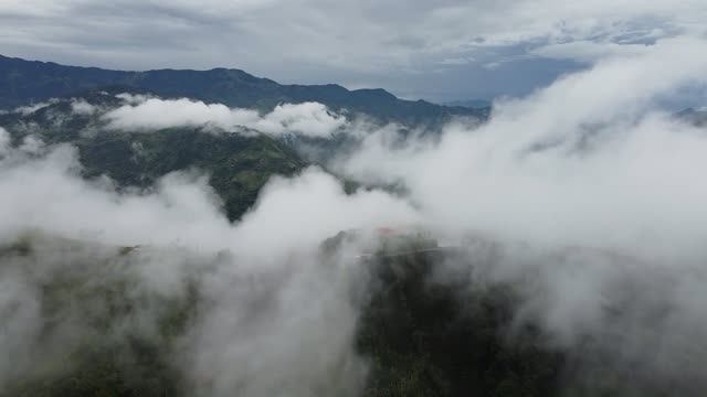 Самое спокойное видео в интернете. 4K Облака над бездной 🏔️ смотреть онлайн